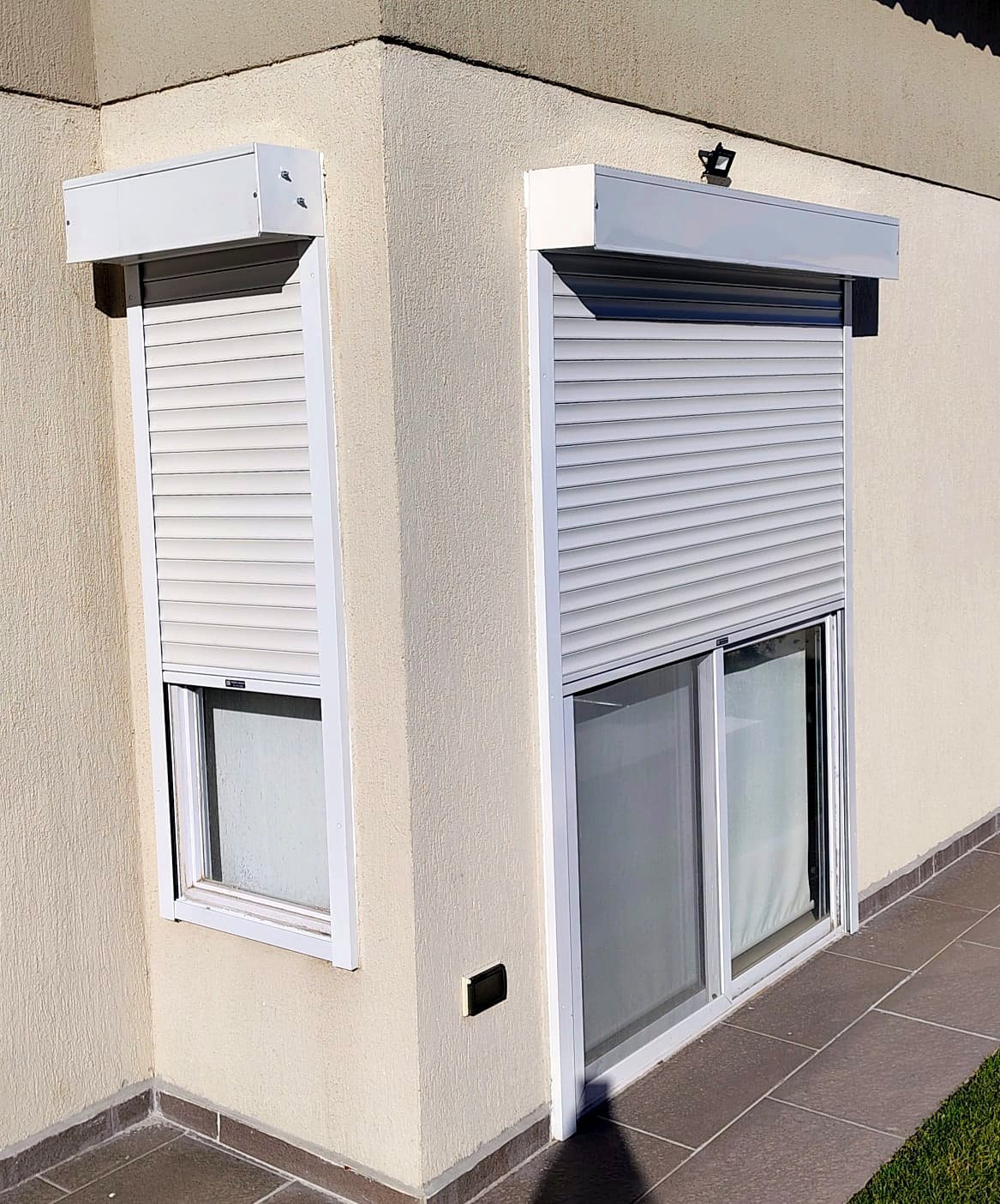 Persianas de aluminio instaladas por Persa Bahía en una vivienda de Bahía Blanca